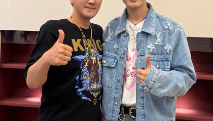 楊子曬與黃曉明聚會(huì)合照！被網(wǎng)友辣評美顏開太大都不像他了