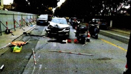 上海一男子開車時被一輛紅色車輛吸引，伸手找手機(jī)想與朋友確認(rèn)，絲毫未減速撞飛2人致死，被判刑