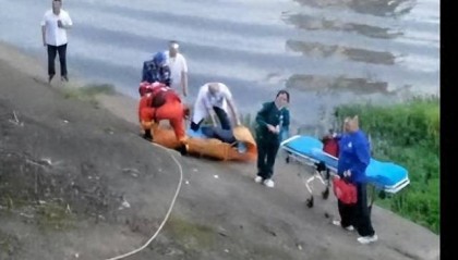 四川一特斯拉墜河駕駛?cè)松硗?，知情人士發(fā)聲