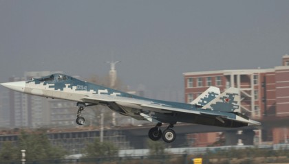 來搶殲35的“飯碗”？蘇57隱身戰(zhàn)機降落太原，3款隱身機航展同框