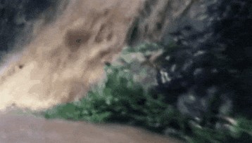 大峽谷漂流突降大雨，24歲女游客落水失聯(lián)！親屬：仍在搜尋中