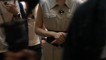 姚安娜“520”戴工牌到車間工廠打工，變身“質(zhì)檢員”