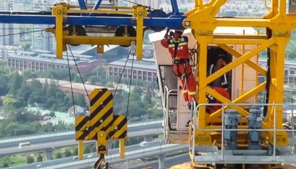 40℃高溫！合肥一塔吊操作員因身體不適被困 消防百米高空救援