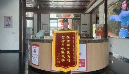 游客手機(jī)掉入水中 南陽保安熱情相助