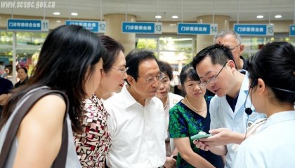 王菲帶隊(duì)到四川大學(xué)華西醫(yī)院開展工作調(diào)研