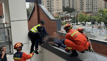 男子安裝空調(diào)從6樓墜落至2樓平臺，經(jīng)搶救脫離生命危險：樓下雨棚救了他一命