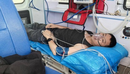 青海一男子被罕見劇毒阿拉善蝮蛇咬傷,因無血清一度想放棄治療 警車開道轉(zhuǎn)運(yùn)700公里救命