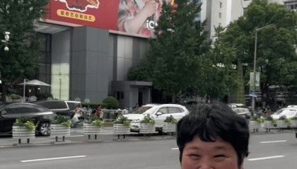 “絕經(jīng)和出道同時(shí)來(lái)？”上海街頭驚現(xiàn)她的巨幅海報(bào)！網(wǎng)友：笑著笑著就哭了