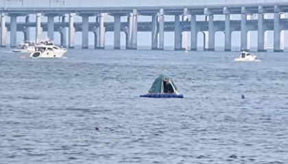 游客在海面搭建移動(dòng)帳篷露營(yíng)，大連海警：不違規(guī)，但需注意安全