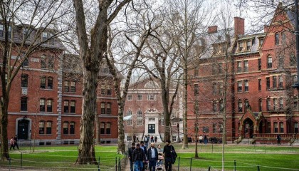 美國政府暫停哈佛大學招收國際學生資格