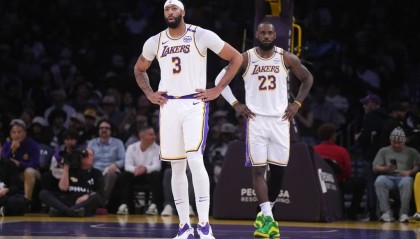 意有所指？詹姆斯?jié)饷忌缃幻襟w曬相同雞湯文案