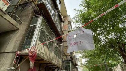 大風(fēng)中西安一40年老樓兩戶(hù)陽(yáng)臺(tái)墜落，居民擔(dān)心危房盼安全鑒定