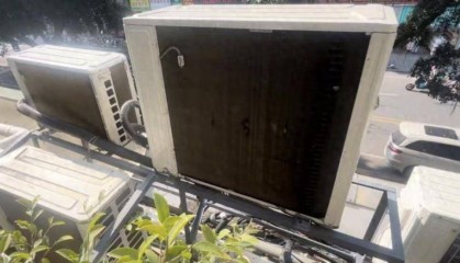 廣東一女子家里太熱，發(fā)現(xiàn)陽臺(tái)外被掛了12臺(tái)空調(diào)外機(jī)