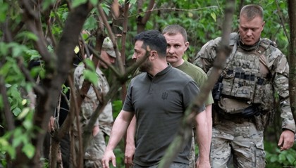 澤連斯基視察前線，稱收到“中巴雇傭兵助俄”報(bào)告，威脅將作出回應(yīng)