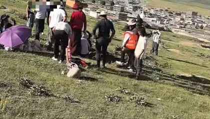 游客車鑰匙被土撥鼠“叼走”，川西當(dāng)?shù)厝送诙磶兔φ一?></div>
        			<p class=