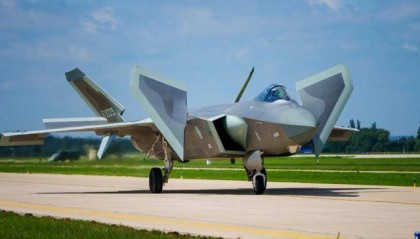 “殲-20時(shí)刻”再現(xiàn)，中國領(lǐng)先美國一步，誰家六代機(jī)還是PPT？