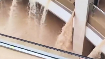 貴州榕江縣一商場(chǎng)被淹，商戶：位于三河交匯處，半夜水位上漲，有超市服裝店被泡