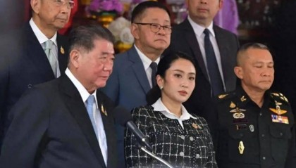 中方早好言相勸，泰國(guó)王被請(qǐng)出山，佩通坦不肯停職，民調(diào)狂跌21%