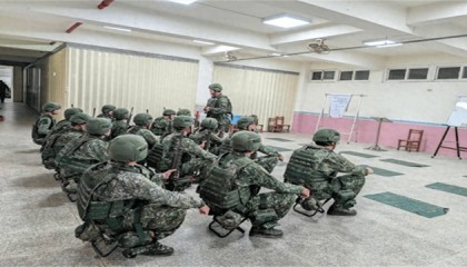 脫下軍服，400多名美軍登陸臺(tái)島！不管誰(shuí)來(lái)都擋不住解放軍利劍