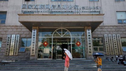 人模狗樣的黃仁勛實(shí)則留了一手？中國以牙還牙，打得美方措手不及