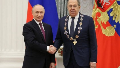 普京向拉夫羅夫授勛