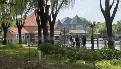 友人稱范曾去年結(jié)婚后對(duì)徐萌承諾買新房，7月中旬已喬遷新居，10多天前見面時(shí)狀態(tài)良好，未失聯(lián)