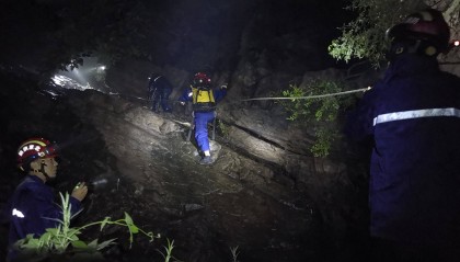 無視暴雨藍色預警，一男一女密云雨中登山被困