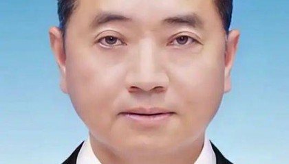 作為“一把手”，他經(jīng)常在上班時(shí)間外出打牌