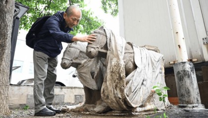 北京朝陽某小區(qū)發(fā)現(xiàn)石馬 文物專家現(xiàn)場鑒定