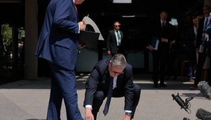 G7峰會(huì)上彎腰撿起特朗普掉落的文件，斯塔默回應(yīng)：為了避免安全恐慌