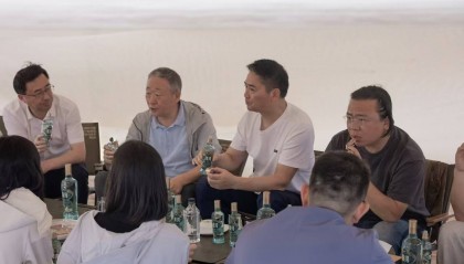 劉強(qiáng)東和洋河董事長(zhǎng)沙漠喝酒，要搞啥事？