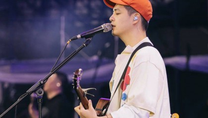 誤將 “你好哈爾濱” 說成 “你好石家莊”，馬頔鞠躬致歉：有需要的話我給哈爾濱磕一個(gè)，以后再也不敢了