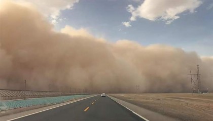 沙塵暴突襲甘肅敦煌，游客：百米高沙墻撲向公路，像是走進了末日小說