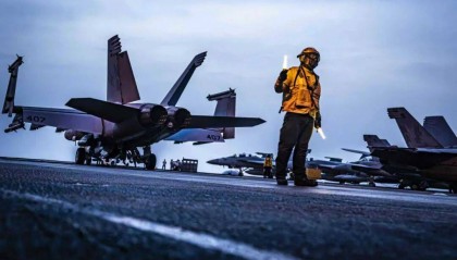 美海軍在南海連摔兩架飛機(jī)，因電磁攻擊？中國(guó)軍號(hào)發(fā)文