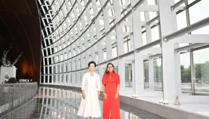 彭麗媛同巴西總統(tǒng)夫人羅桑熱拉參觀中國(guó)國(guó)家大劇院