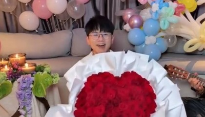 張杰開(kāi)直播為謝娜慶生！隔空送鮮花蛋糕甜蜜表白太浪漫