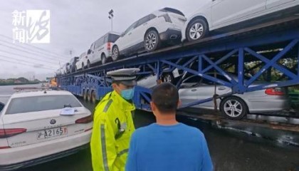 上海高速驚現(xiàn)52米“貪吃車”！民警驚了：你這不是火車啊！