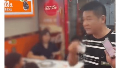 3女子帶4個(gè)孩子點(diǎn)一碗面多次續(xù)面被拒，差評(píng)報(bào)警后老板拒和解