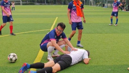 56歲白巖松踢球摔倒久久不起