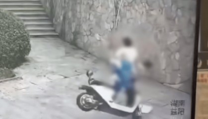 湖南兩高中生騎電動兩輪車撞圍墻身亡，一學(xué)生母親：系改裝車輛，兒子剛坐上40秒就發(fā)生事故，警方：改裝者已被控制