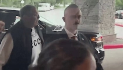 俄外長身著寫有“蘇聯(lián)”字樣的毛衣現(xiàn)身阿拉斯加