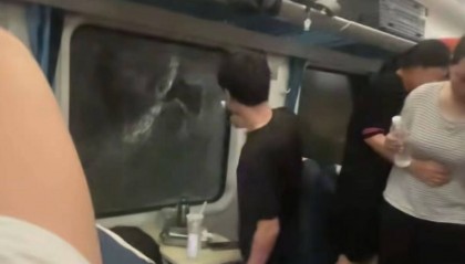 列車脫線乘客砸窗被帶走 警方否認拘留：對其批評教育后放行