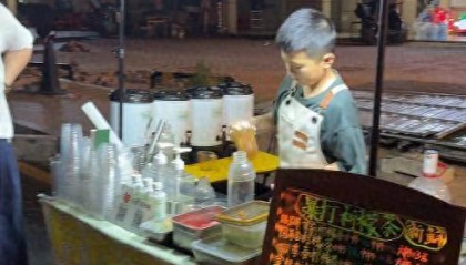 11歲小學(xué)生暑期擺攤賣奶茶月入4000元！母親回應(yīng)
