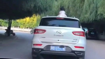 驚險(xiǎn)！青海一女童竟端坐在行駛中的轎車車頂！