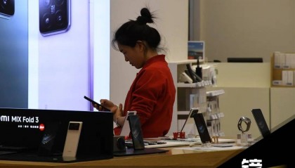 “陪笑倆小時賣不出一臺”，曾躺著都賺錢的縣城手機店正在慢慢“死亡”
