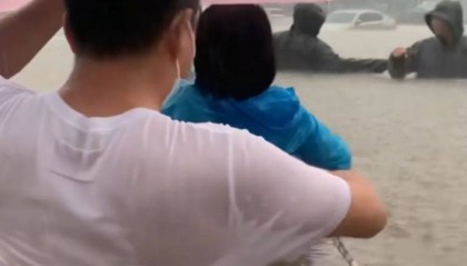 鄭州暴雨致京廣路隧道被淹，親歷者：車是飄起來(lái)的，很害怕，有人爬梯子離開 2021年也曾淹沒(méi)多臺(tái)車輛