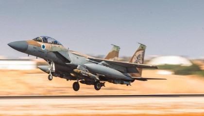 以軍對(duì)也門發(fā)動(dòng)大規(guī)?？找u 胡塞武裝稱鎖定以所有機(jī)場(chǎng)