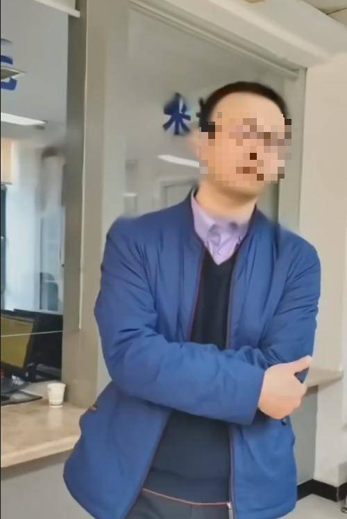 規(guī)劃局副局長(zhǎng)跳窗逃離，被堵4小時(shí)不能怪群眾