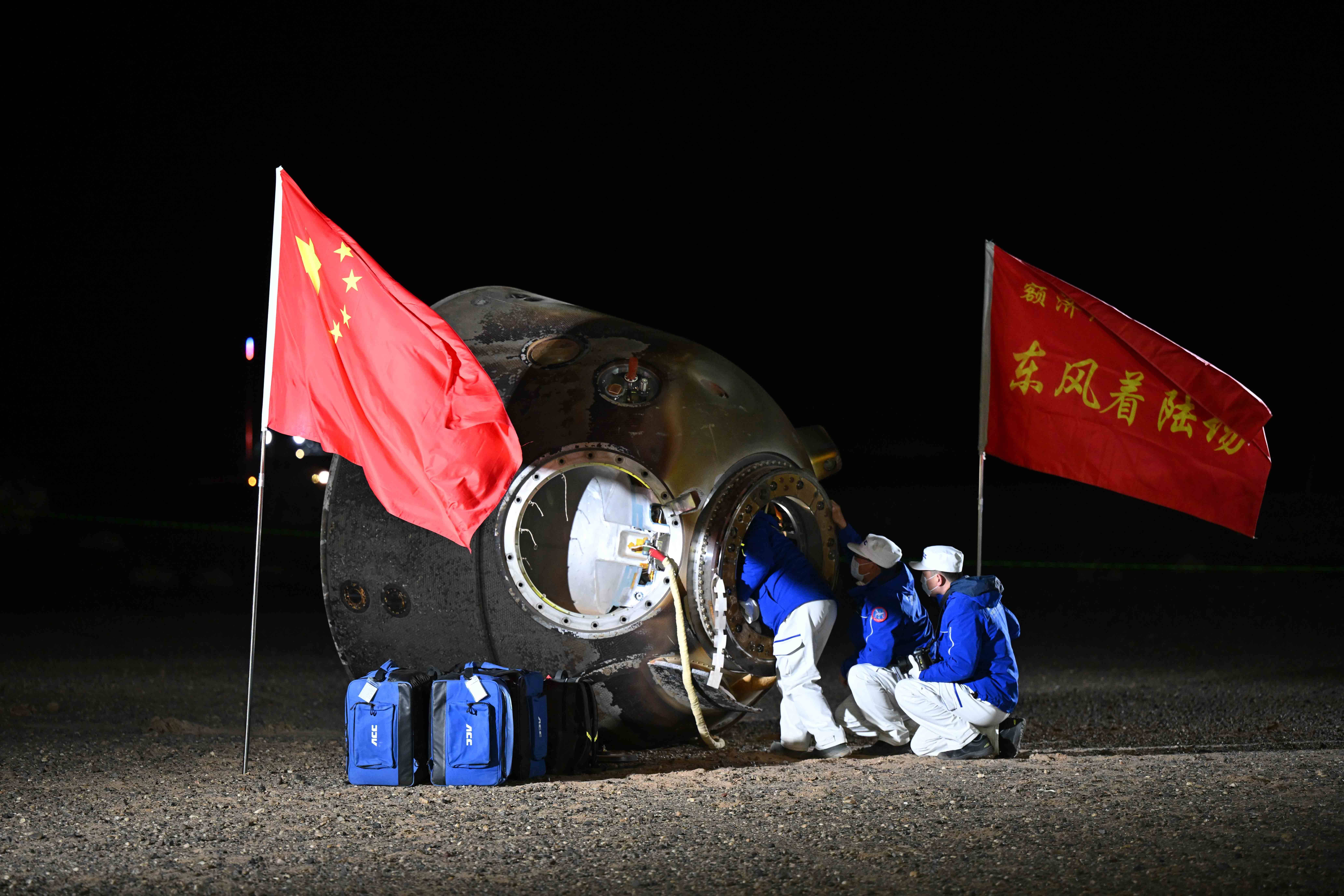 返回艙著陸最后一米，4臺(tái)著陸反推發(fā)動(dòng)機(jī)10毫秒內(nèi)同時(shí)點(diǎn)火