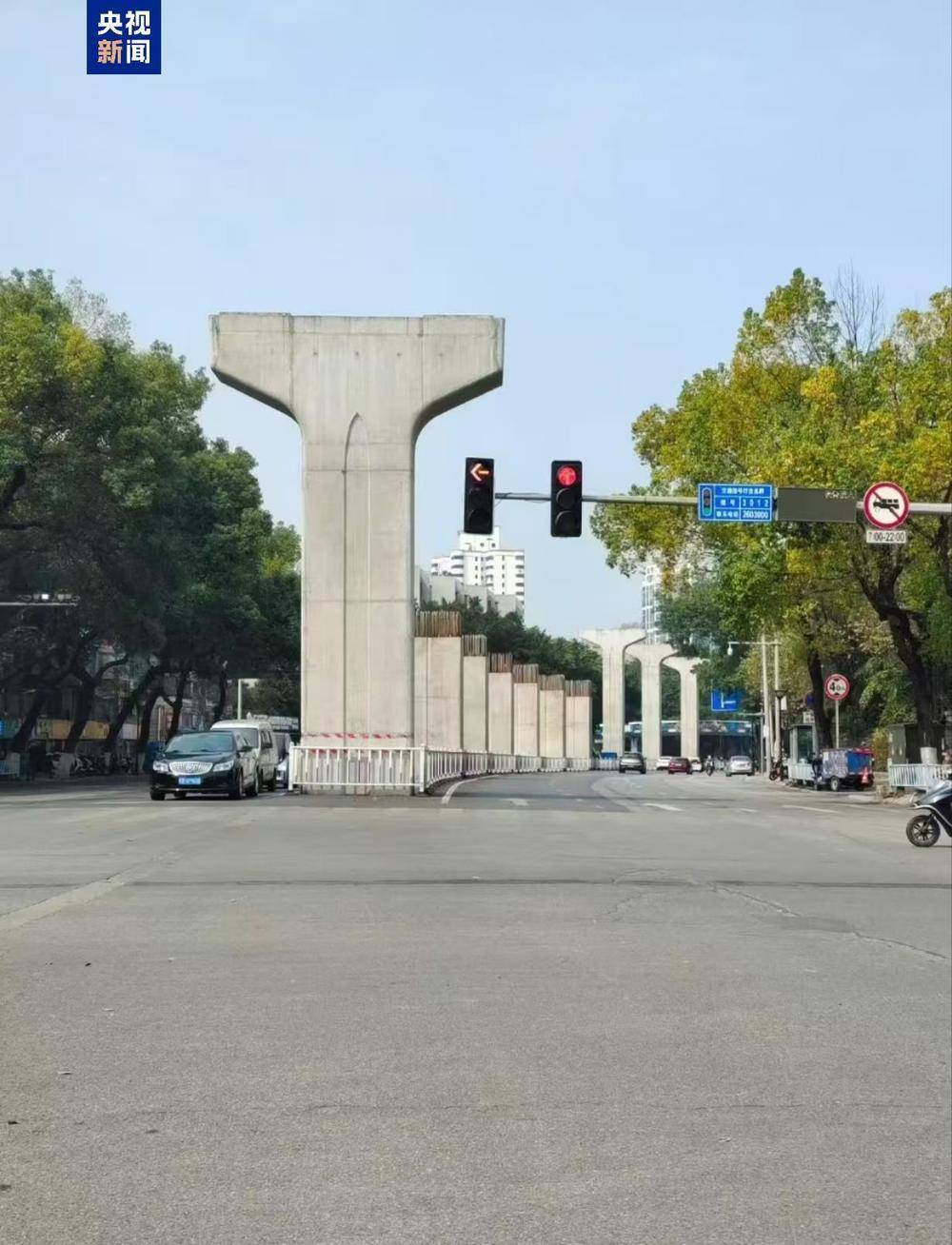 柳州輕軌墩柱將被拆除，系落馬市委書記拍板“政績工程”，被當?shù)厝藨蚍Q“幻想柱”